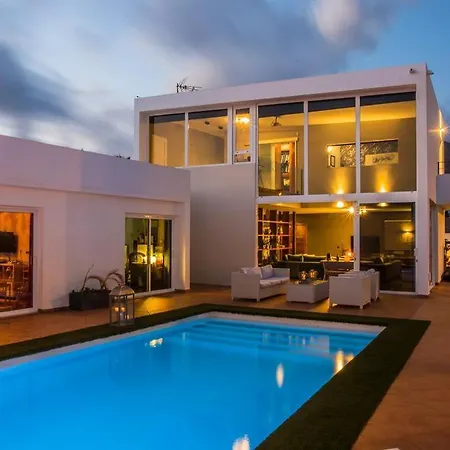 Puerto Del Carmen Sleeps 10 With Pool And Air Con